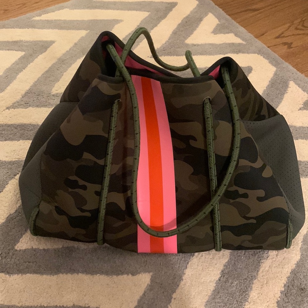 Haute shore camo neoprene bag